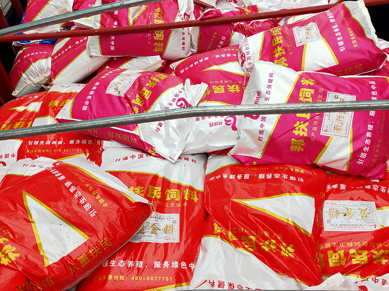 飼料裝車發(fā)貨現(xiàn)場